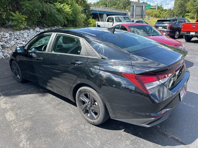 2023 Hyundai Elantra SEL photo 4