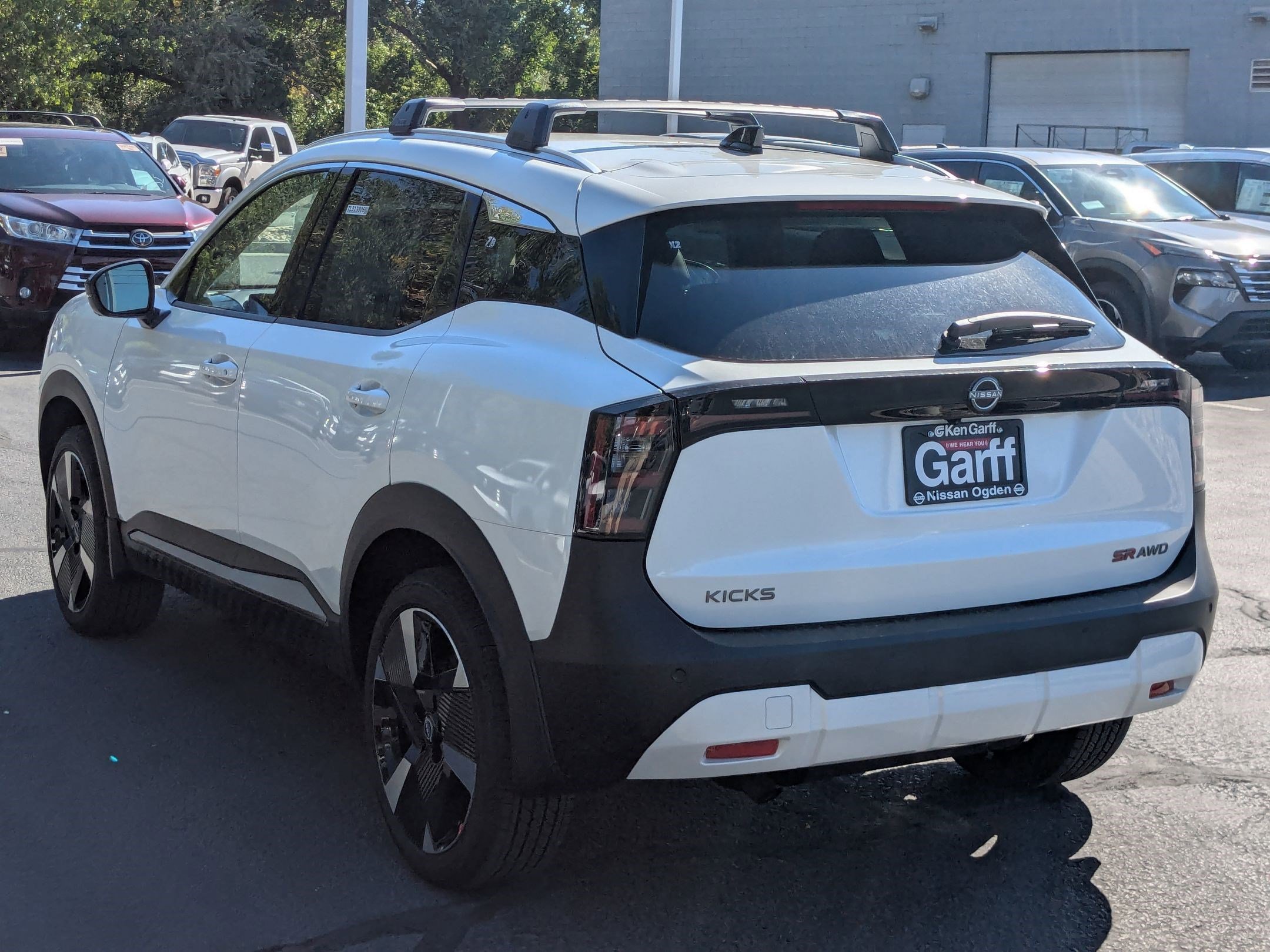 2026 Nissan Kicks SR photo 2