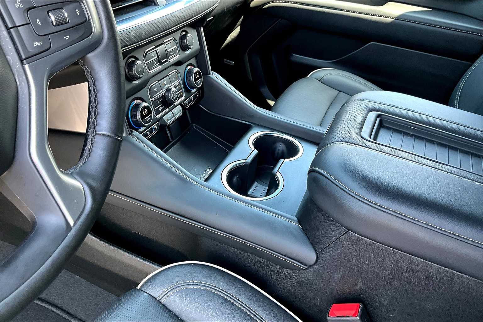 2024 Chevrolet Suburban Premier photo 16