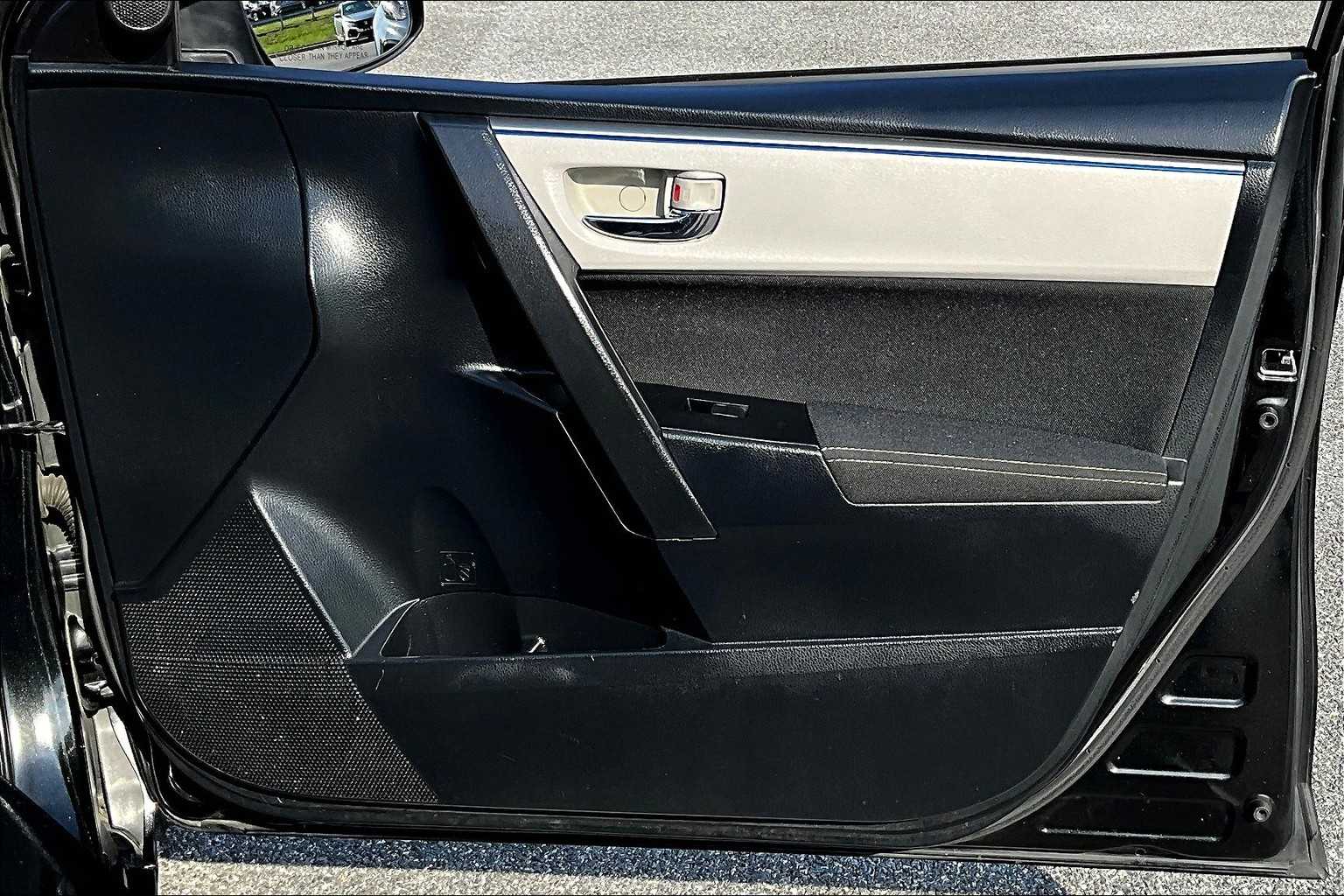 2014 Toyota Corolla LE photo 20