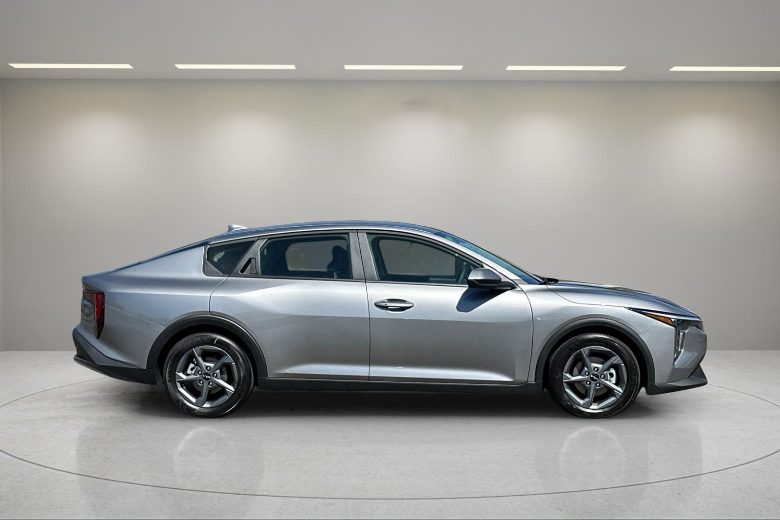 2025 Kia K4 LXS photo 2