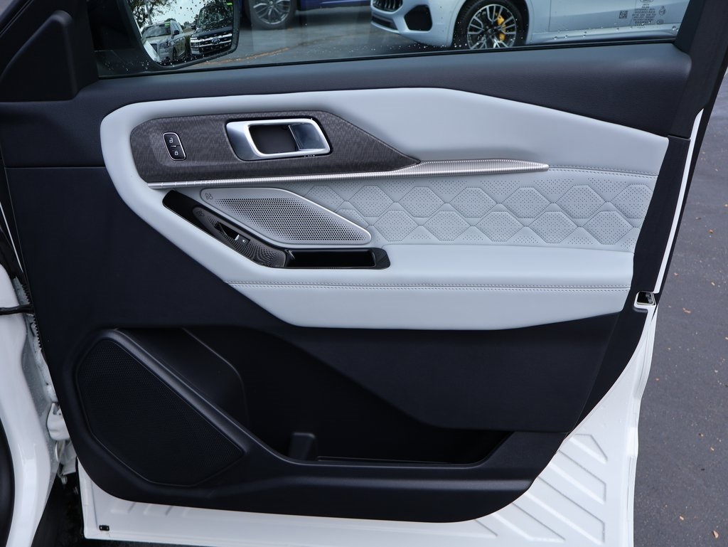 2025 Ford Explorer Platinum photo 11