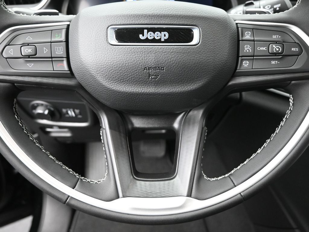 2025 Jeep Grand Cherokee Laredo X photo 12