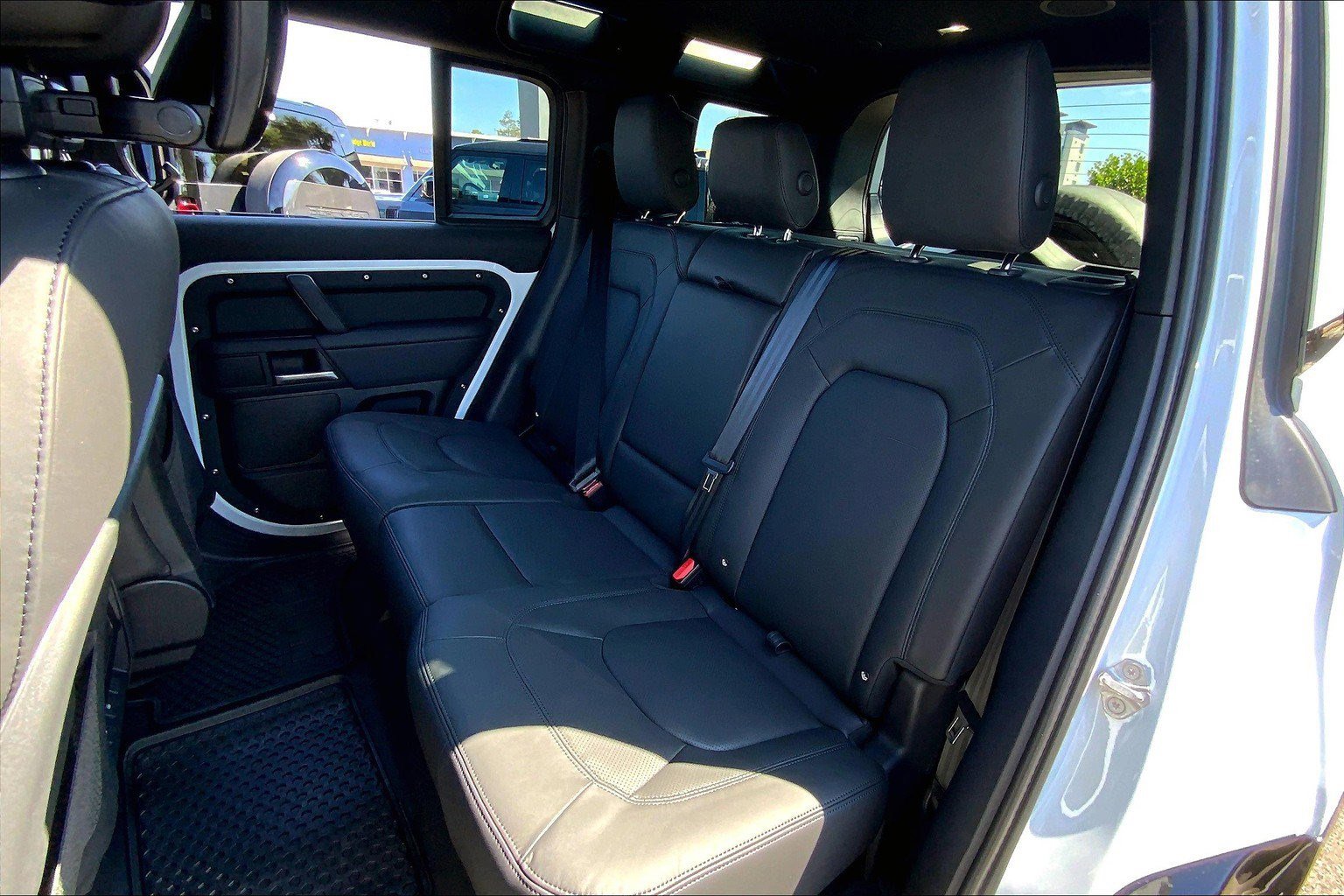 2025 Land Rover Defender 110 X-Dynamic SE photo 10