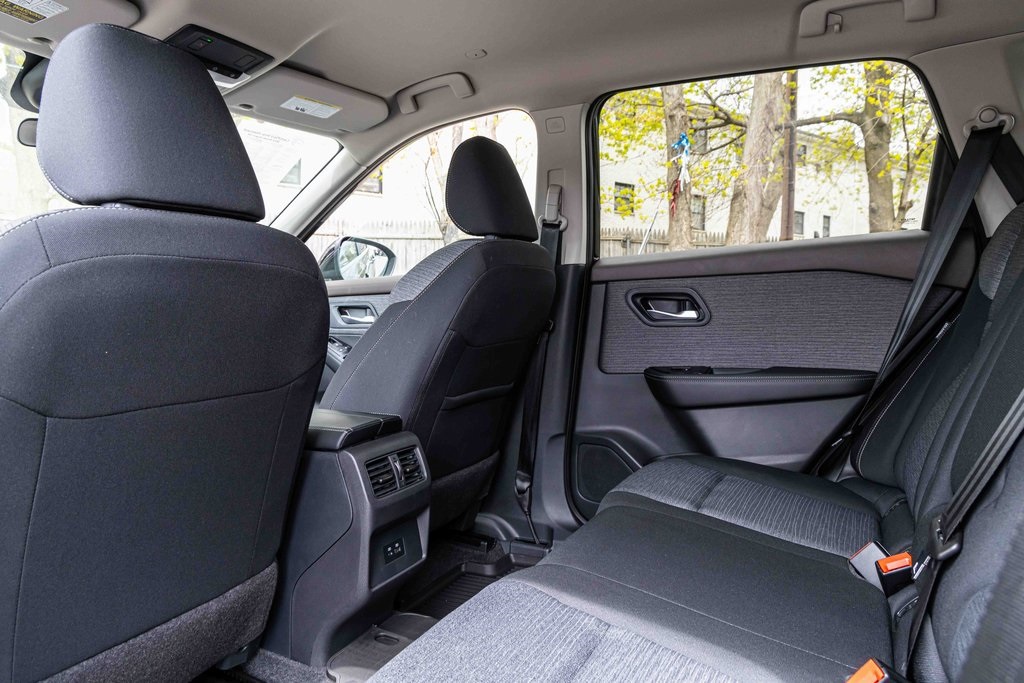 2023 Nissan Rogue SV photo 23