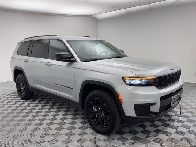 2024 Jeep Grand Cherokee Altitude photo 3