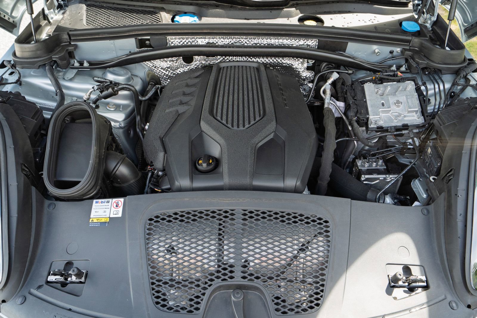 2023 Porsche Macan Base photo 19