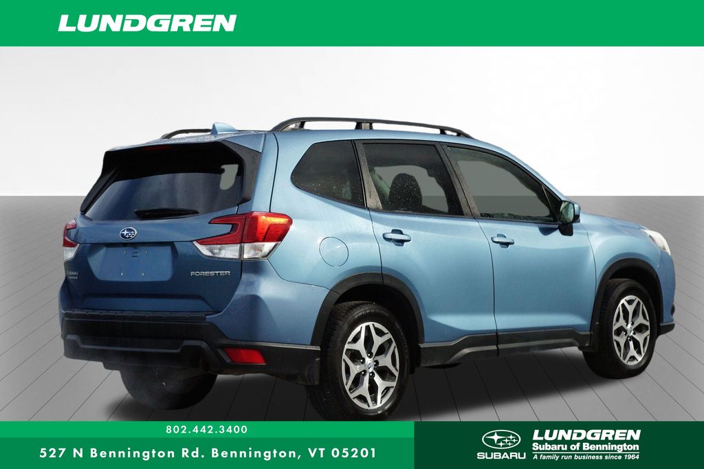 2022 Subaru Forester Premium photo 2