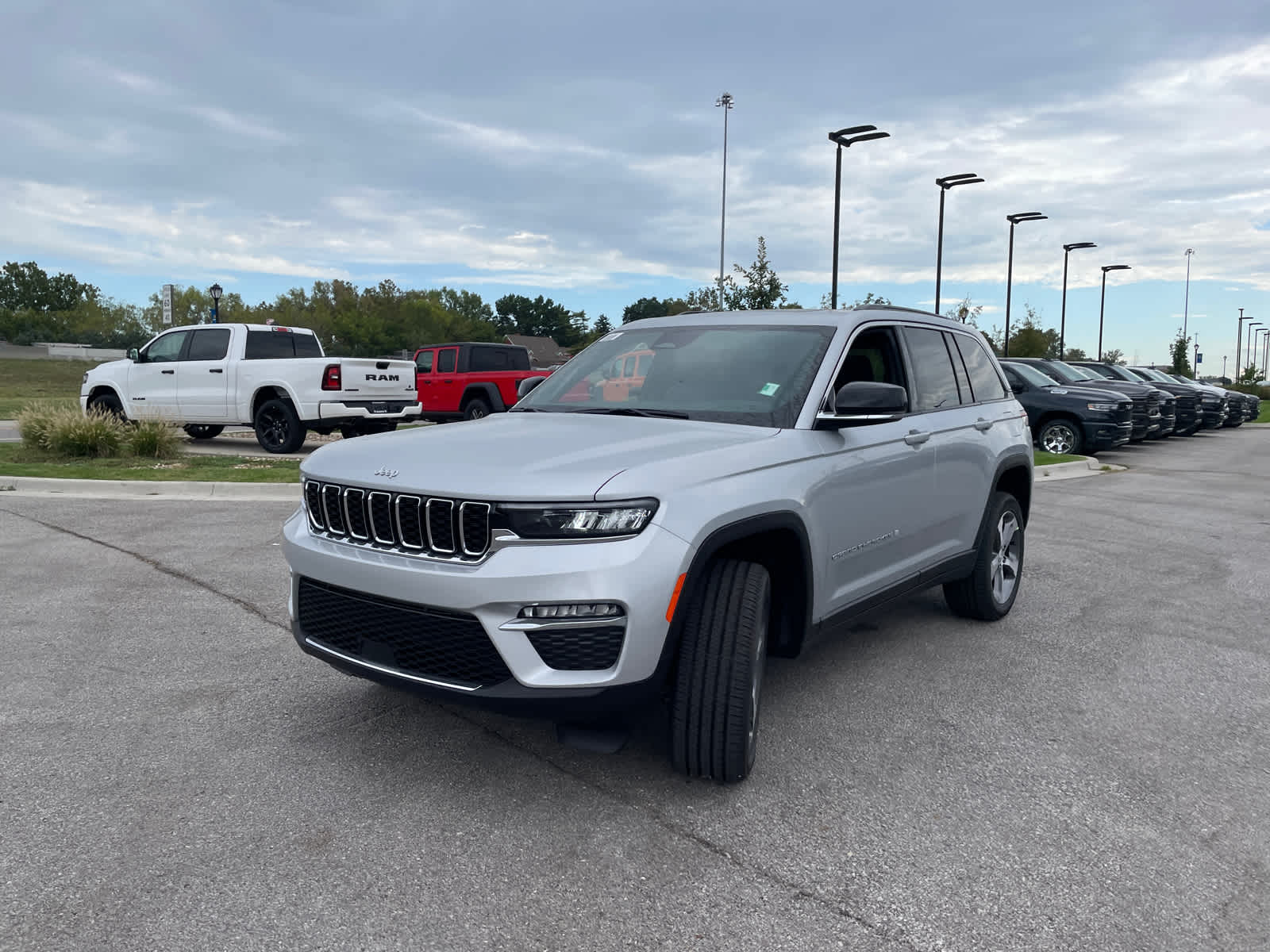 2025 Jeep Grand Cherokee Limited photo 4