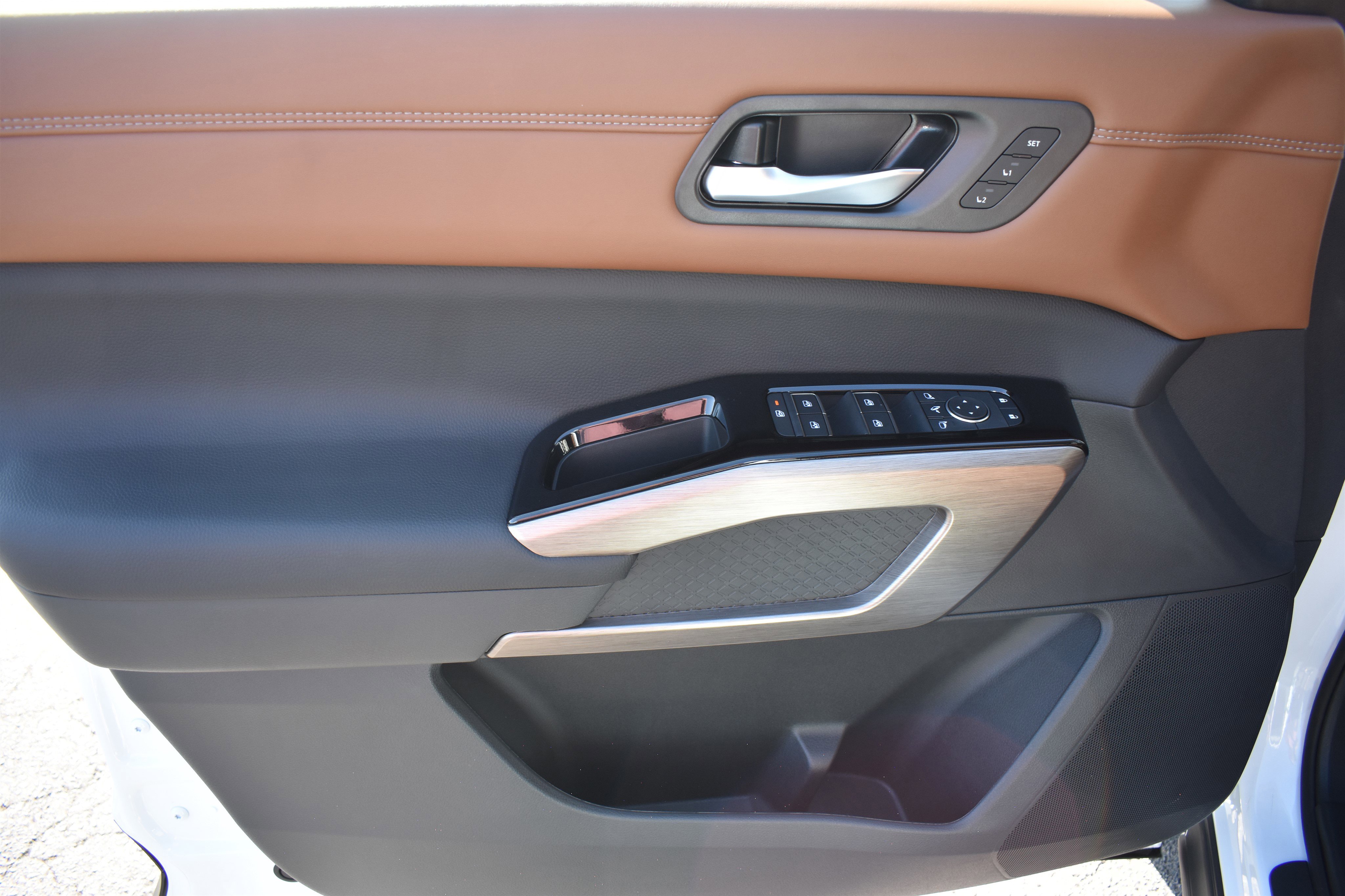 2025 Nissan Pathfinder Platinum photo 4