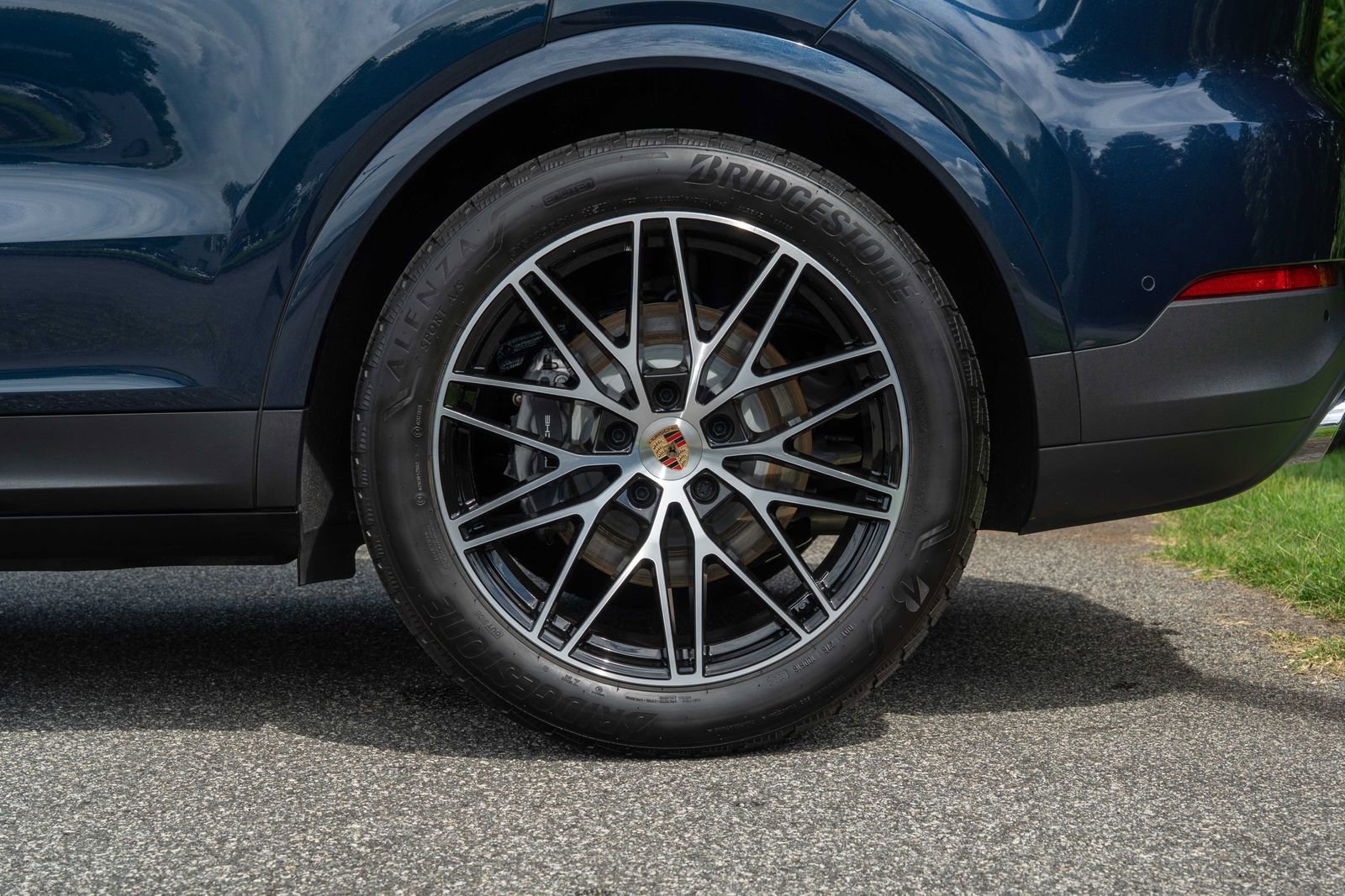 2025 Porsche Cayenne Base photo 12