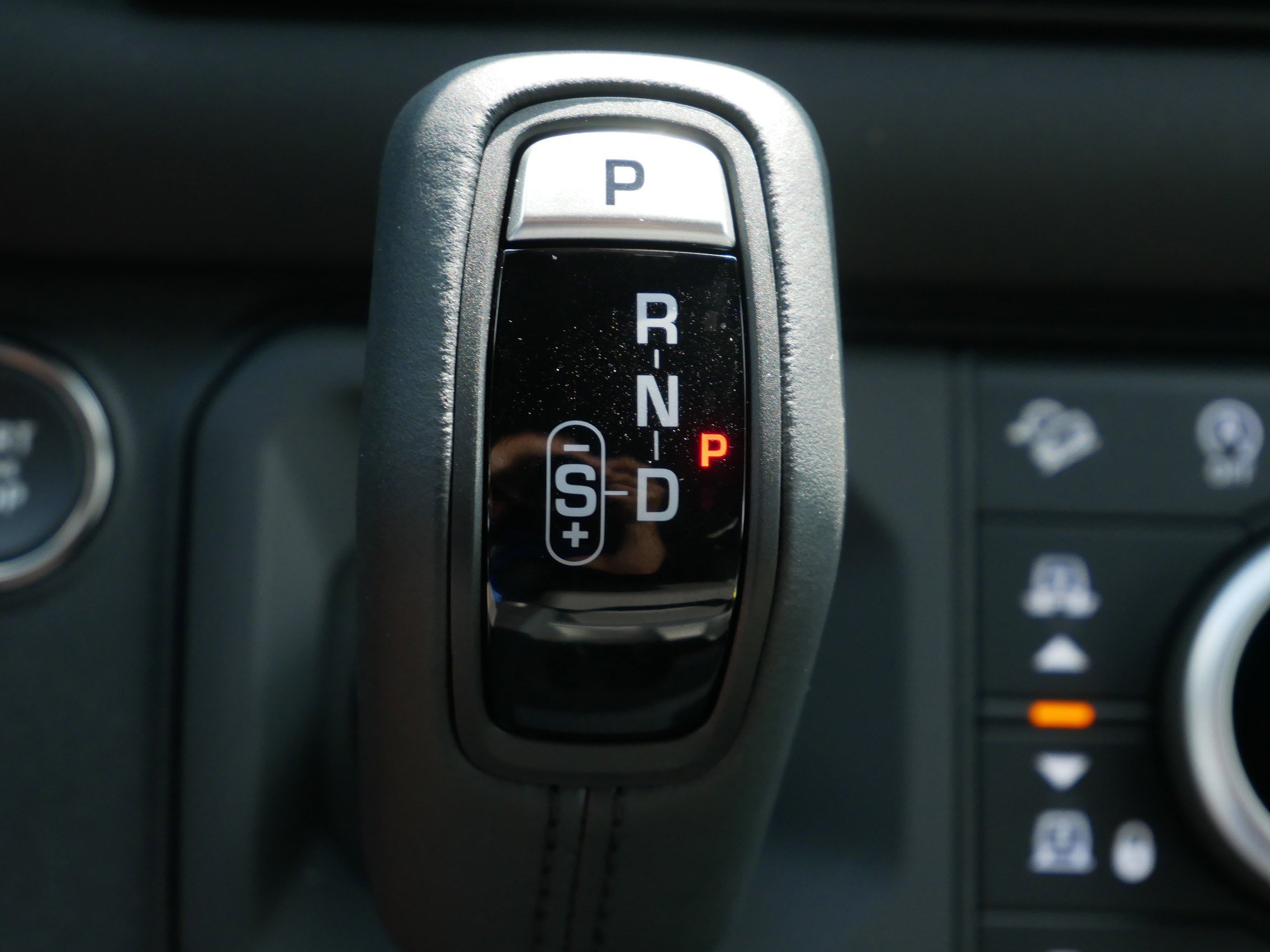 2025 Land Rover Defender 90 X-Dynamic SE photo 8