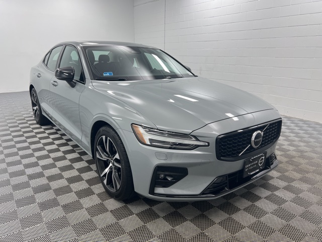 2025 Volvo S60 Core's photo