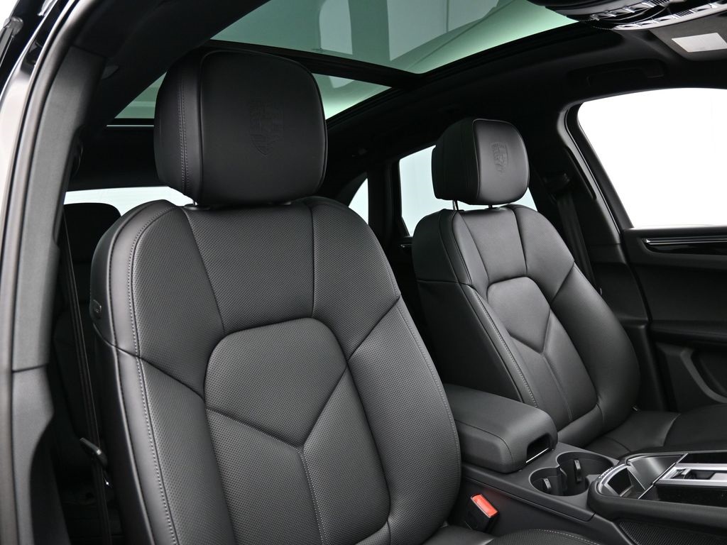 2026 Porsche Macan T photo 22