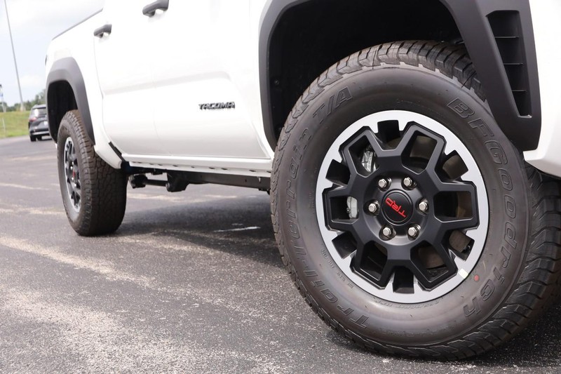 2025 Toyota Tacoma TRD Off-Road photo 3
