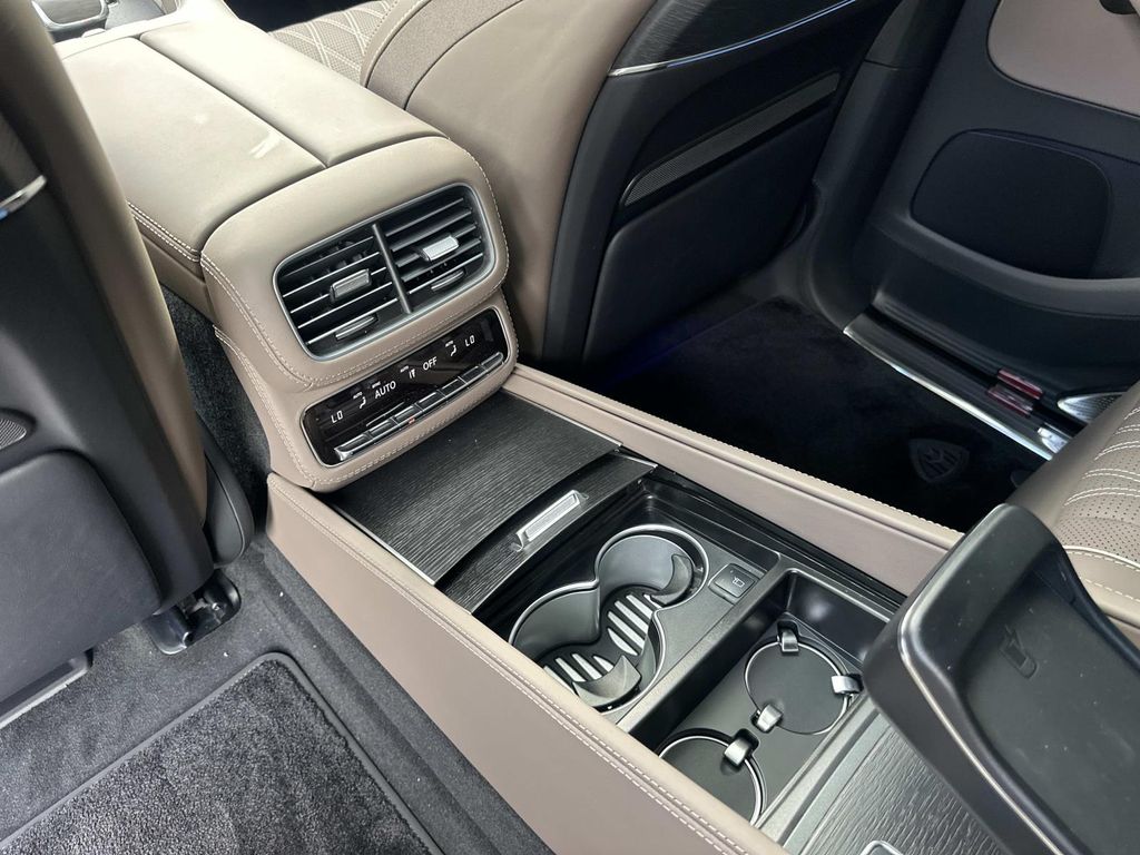 2025 Mercedes Benz GLS Maybach 600 photo 20