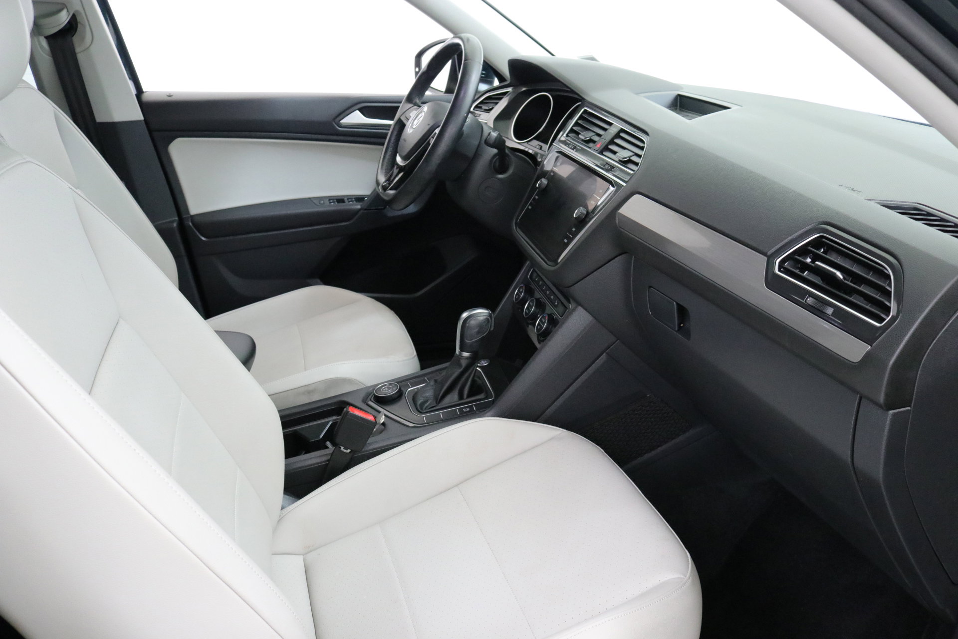 2019 Volkswagen Tiguan SEL R-Line photo 27
