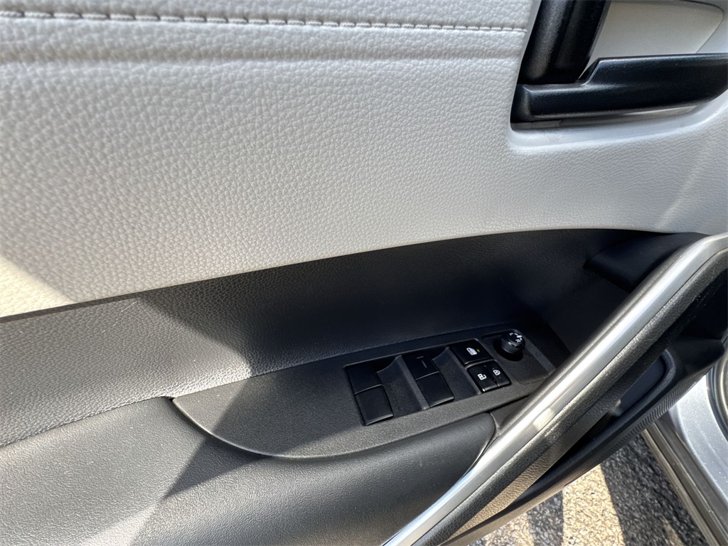 2022 Toyota Corolla Cross L photo 13