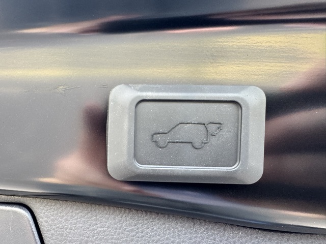 2025 Toyota RAV4 XLE photo 9