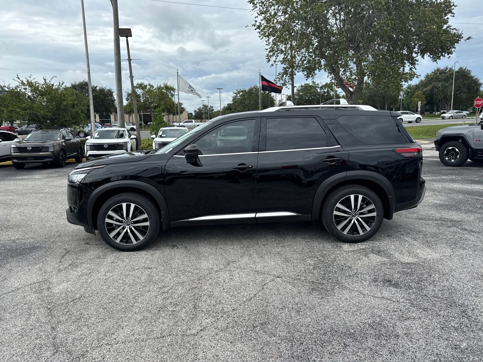 2025 Nissan Pathfinder Platinum photo 9