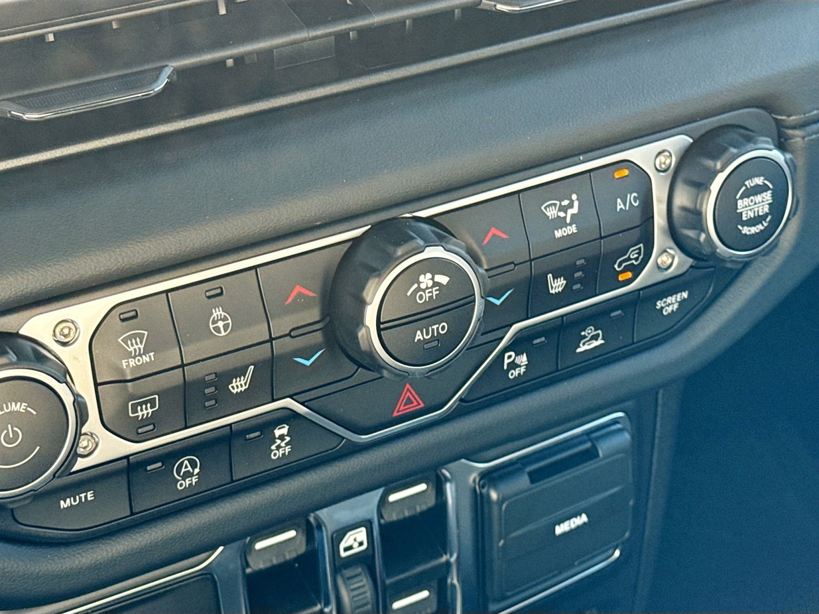 2025 Jeep Wrangler Sahara photo 17