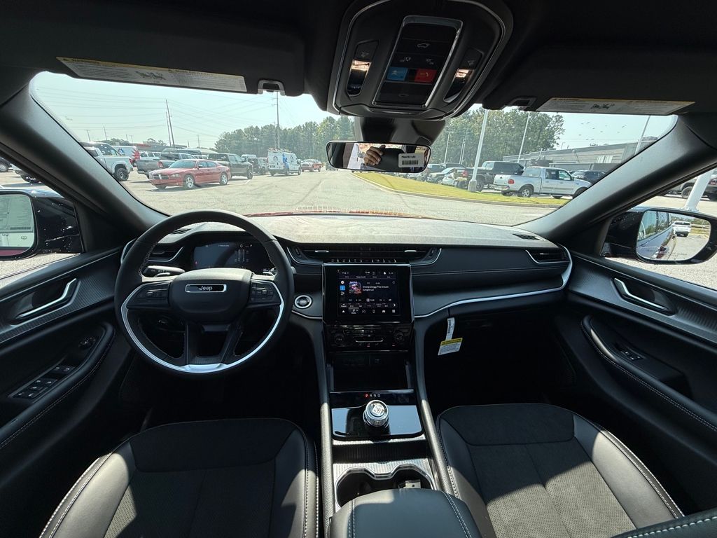 2025 Jeep Grand Cherokee Altitude photo 11