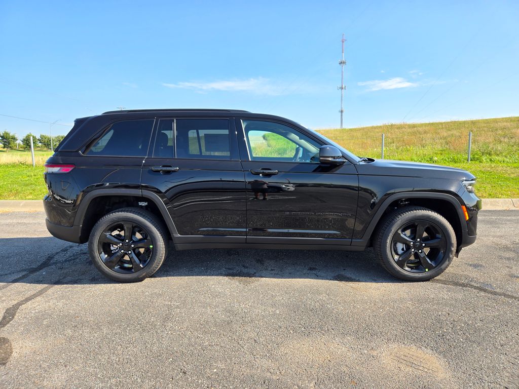 2025 Jeep Grand Cherokee Limited photo 2