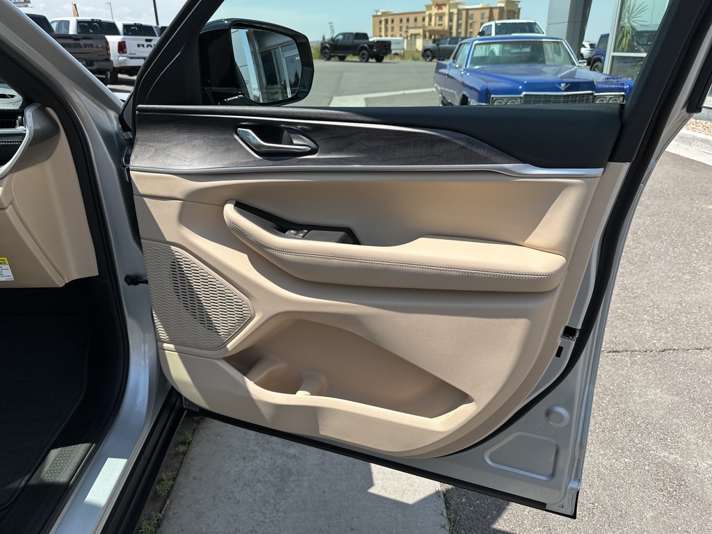 2025 Jeep Grand Cherokee Limited photo 38