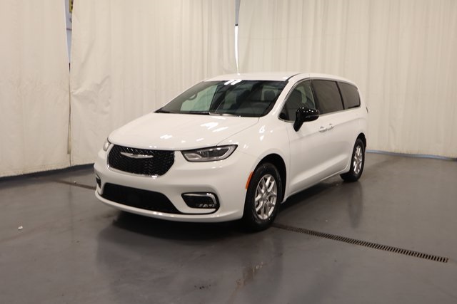 2026 Chrysler Pacifica photo 4
