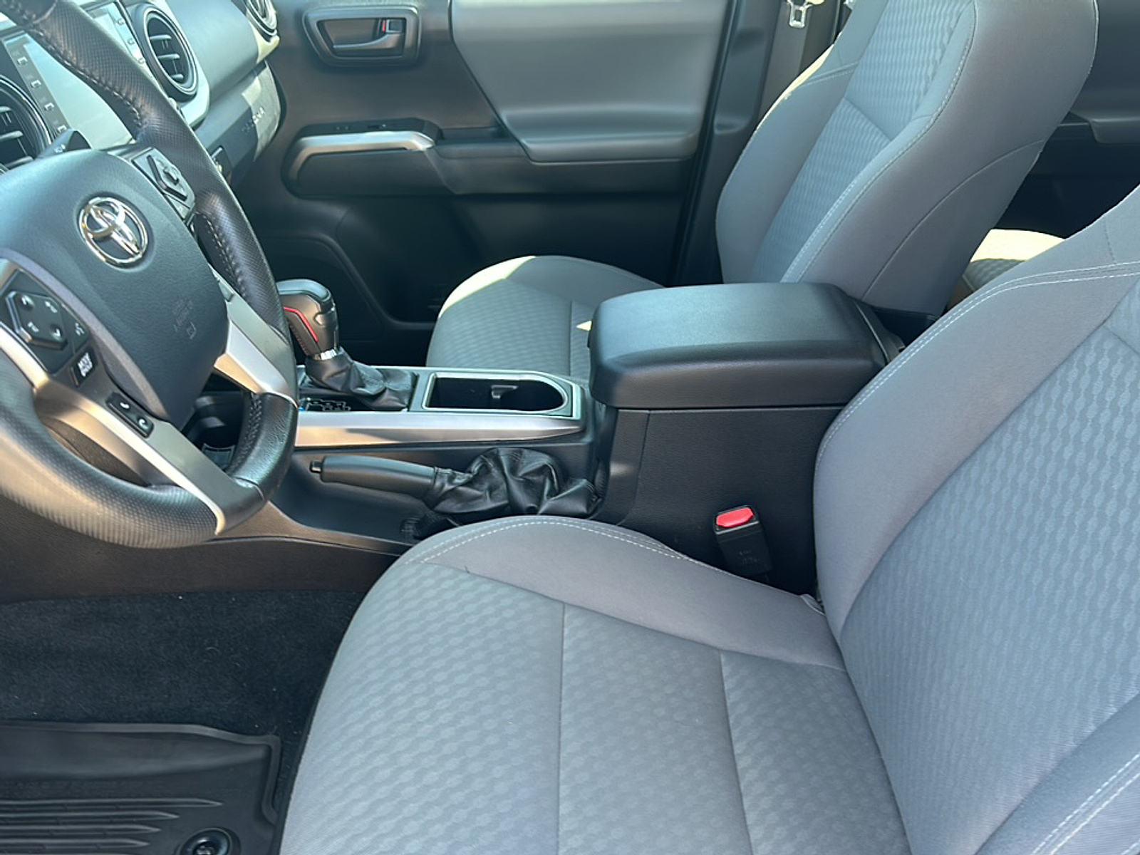 2020 Toyota Tacoma SR5 V6 photo 2