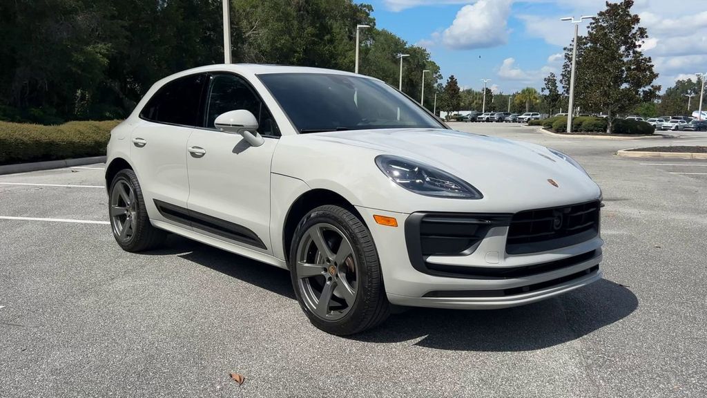 2024 Porsche Macan Base photo 2