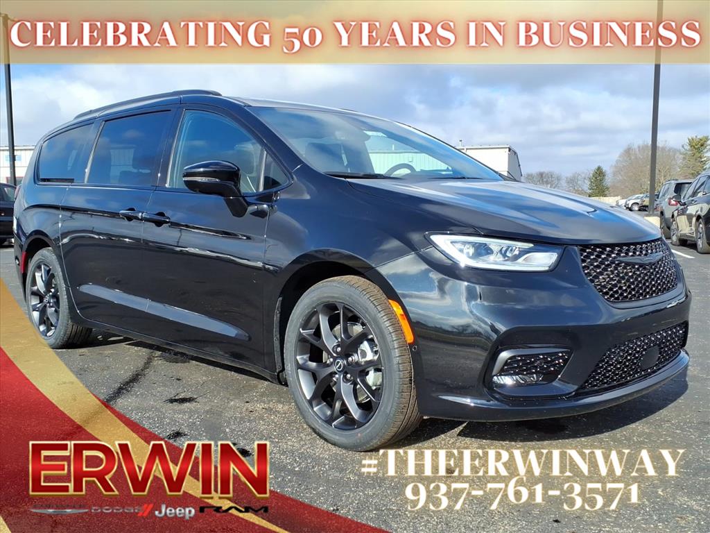 2026 Chrysler Pacifica Limited's photo