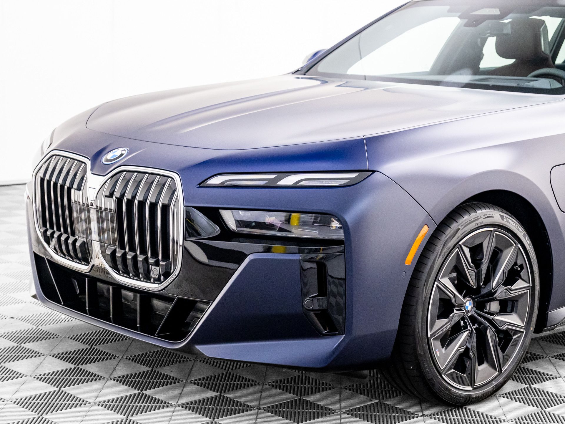 New 2025 Frozen Tanzanite Blue Metallic BMW 750e xDrive image 35
