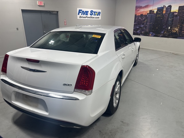 2023 Chrysler 300 Touring photo 7
