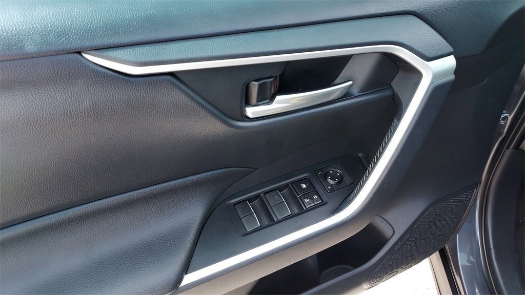 2019 Toyota RAV4 XLE Premium photo 9