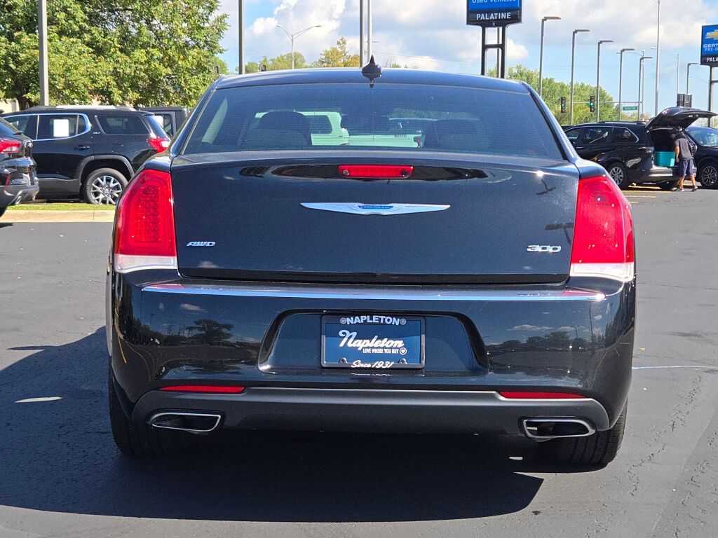 2018 Chrysler 300 Touring photo 8