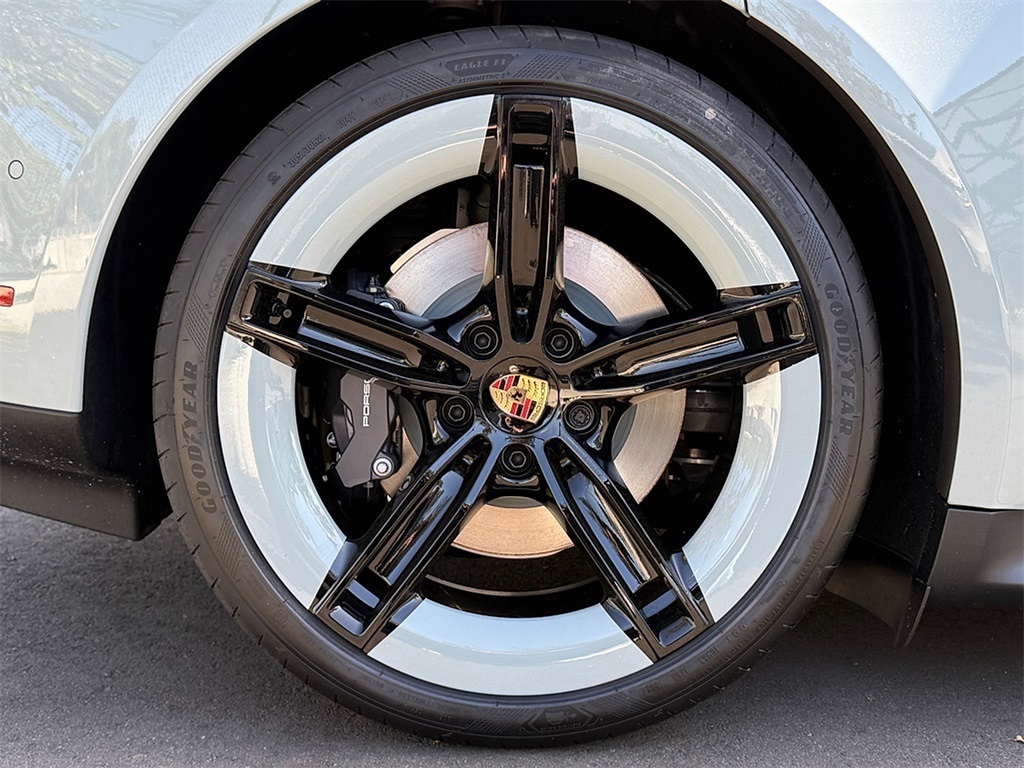 2025 Porsche Taycan photo 9