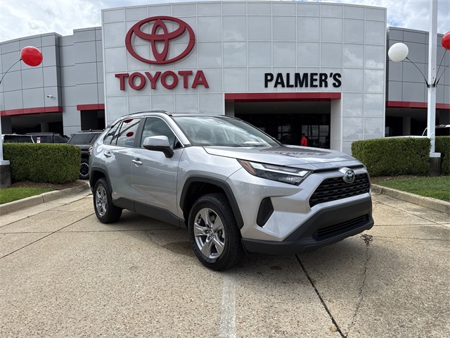 2024 Toyota RAV4 XLE's photo