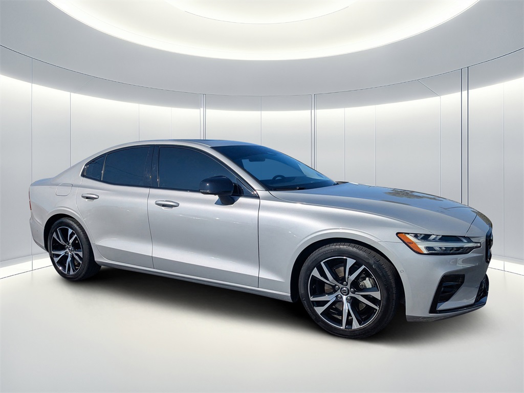 2024 Volvo S60 Plus's photo
