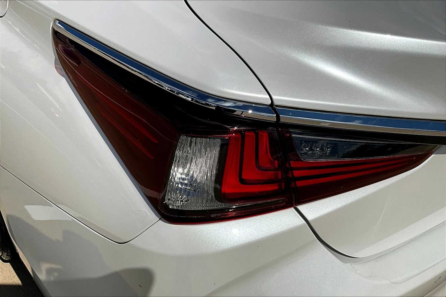 2020 Lexus ES 350 Luxury photo 25