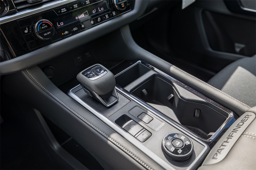 2025 Nissan Pathfinder SV photo 15