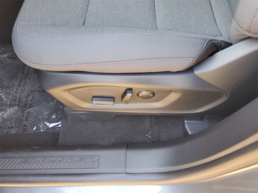 2025 Ford Explorer photo 9