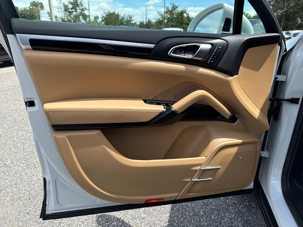 2016 Porsche Cayenne Base photo 18