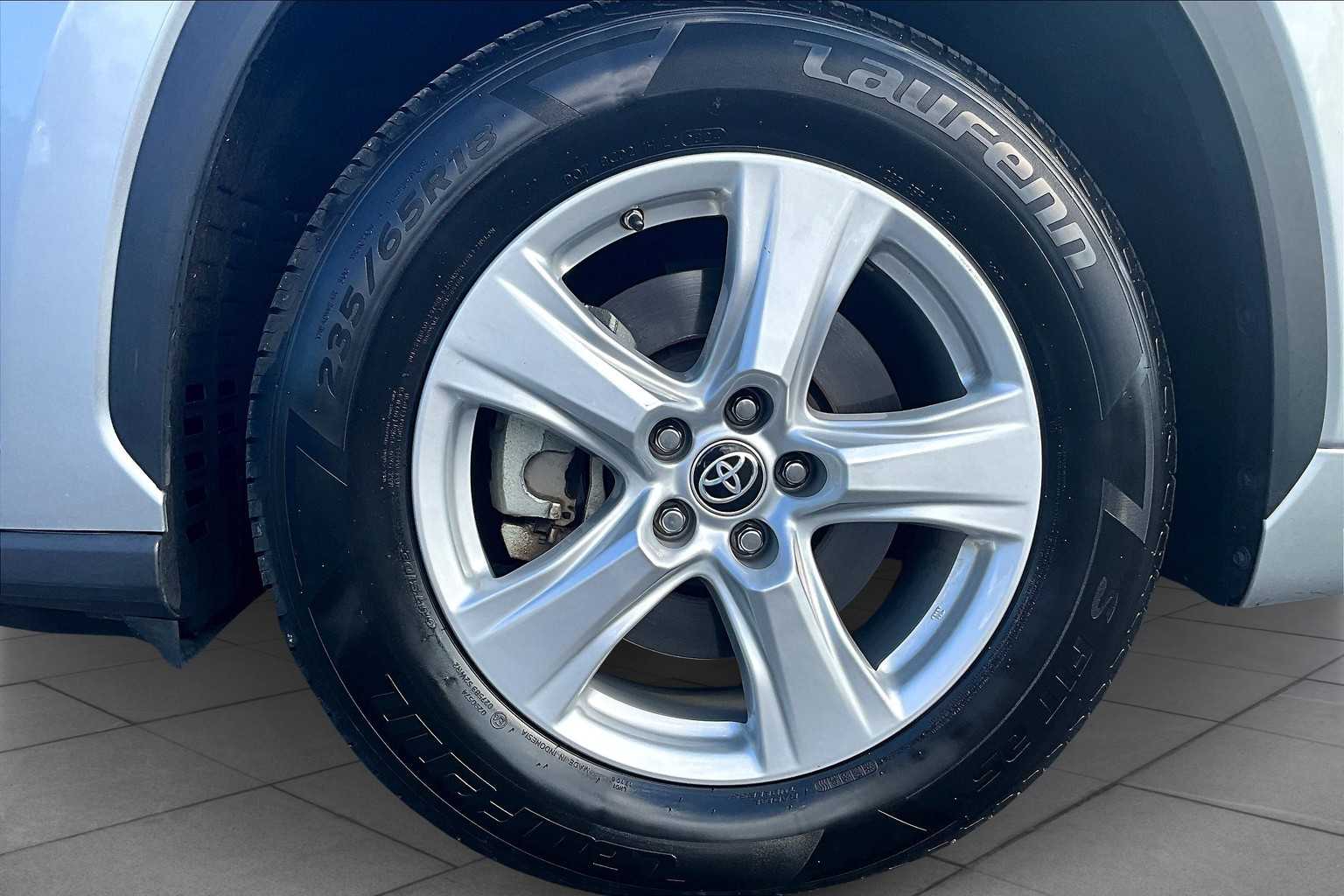 2023 Toyota Highlander LE photo 10