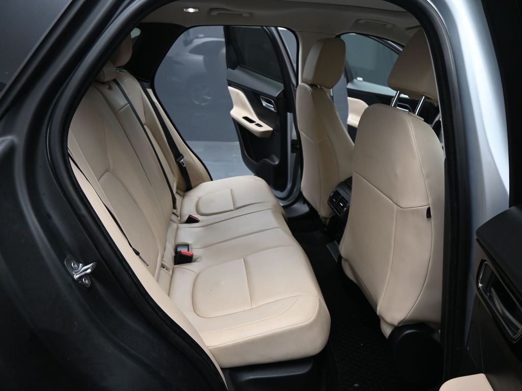 2017 Jaguar F-PACE Premium photo 2