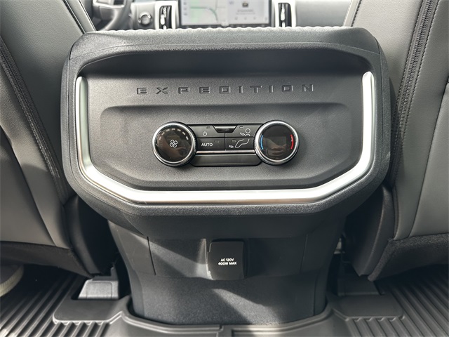2025 Ford Expedition photo 14