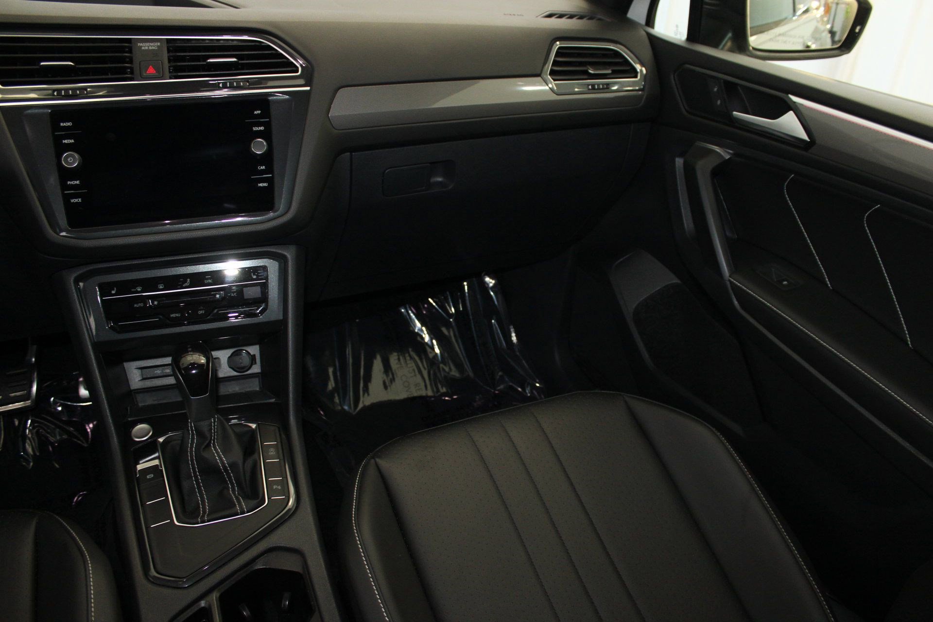 2023 Volkswagen Tiguan SE R-Line Black photo 26