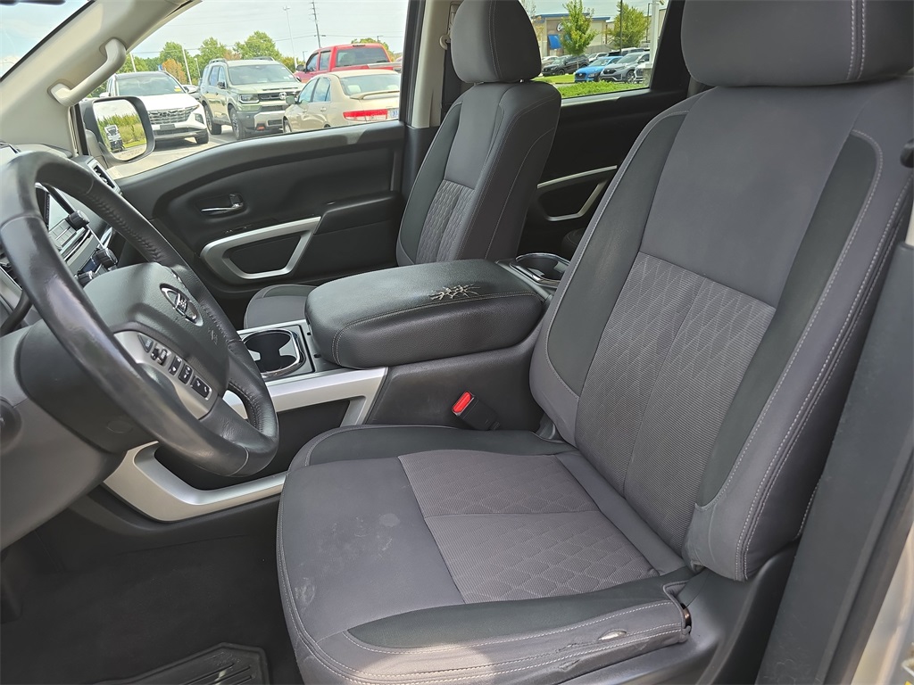 2021 Nissan Titan SV photo 13