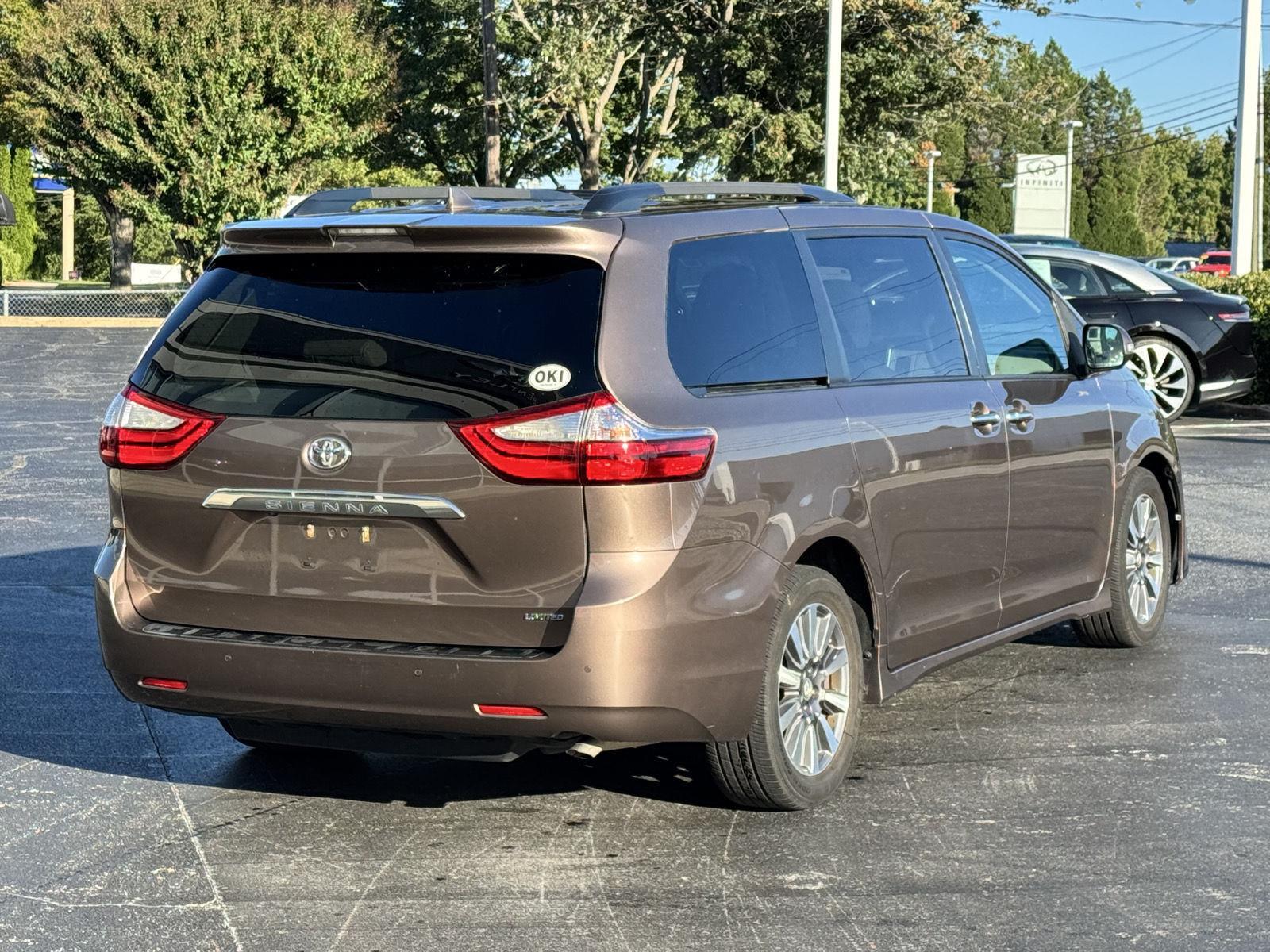 2018 Toyota Sienna Limited Premium photo 3