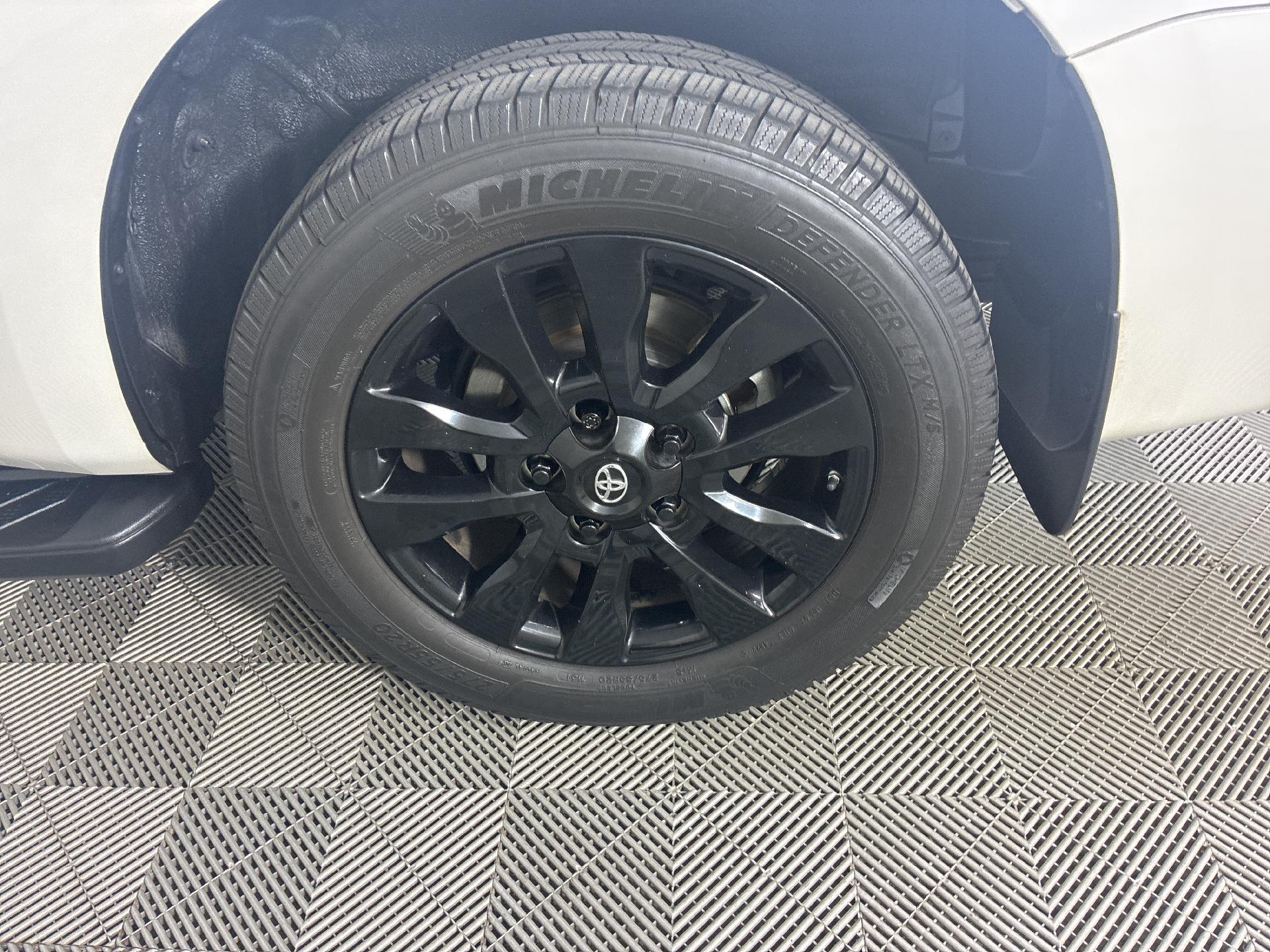 2021 Toyota Sequoia photo 7